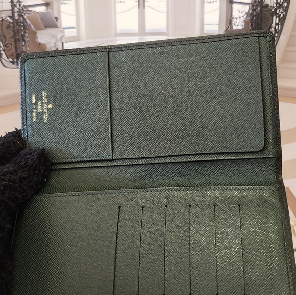 Louis Vuitton Long Wallet Taiga ALMOST PERFECT. - Picture 6 of 16